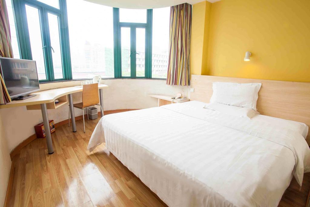 7Days Inn Guangzhou Gangding Longkou XI Road Гуанчжоу Номер фото